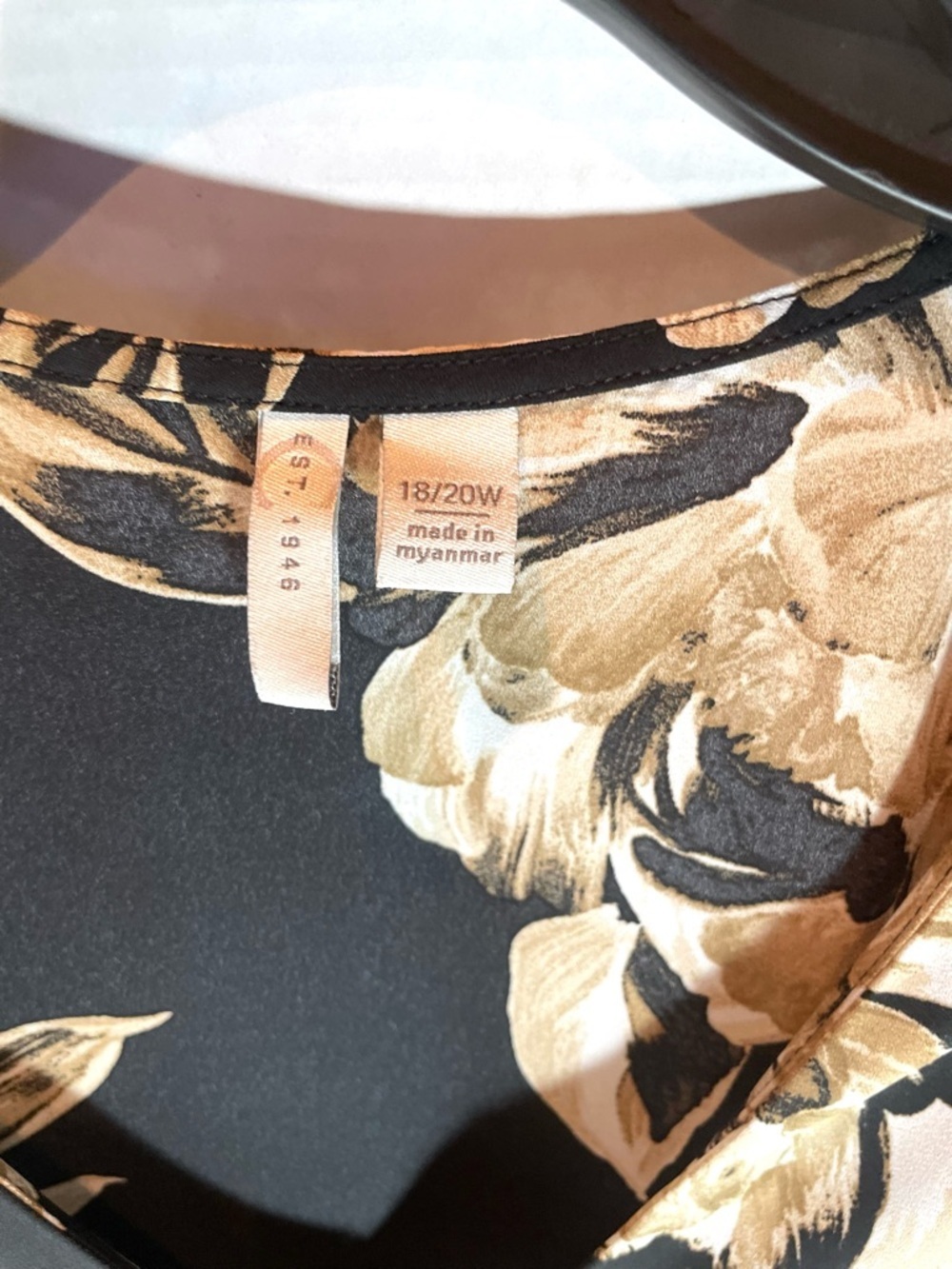 Plus Size 18/20W Black Floral Blouse Gold Beige Flowy Button Front Top - Picture 7 of 11